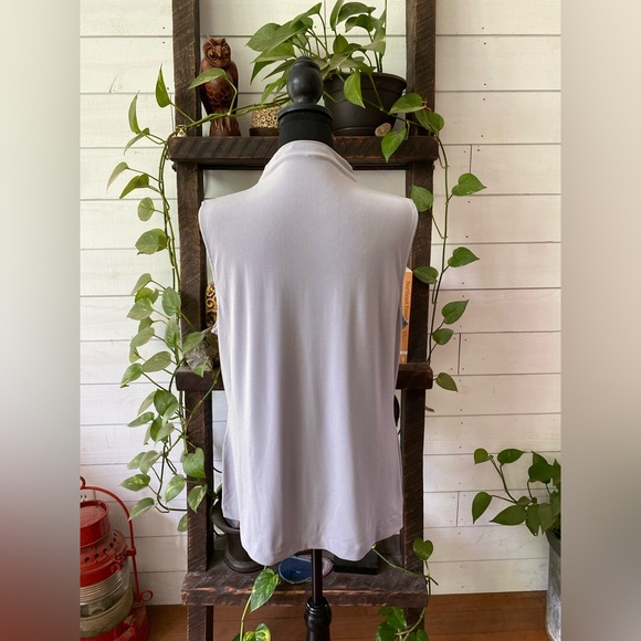 Tahari: Chic Sleeveless Gray Sleeveless Blouse - Picture 13 of 17